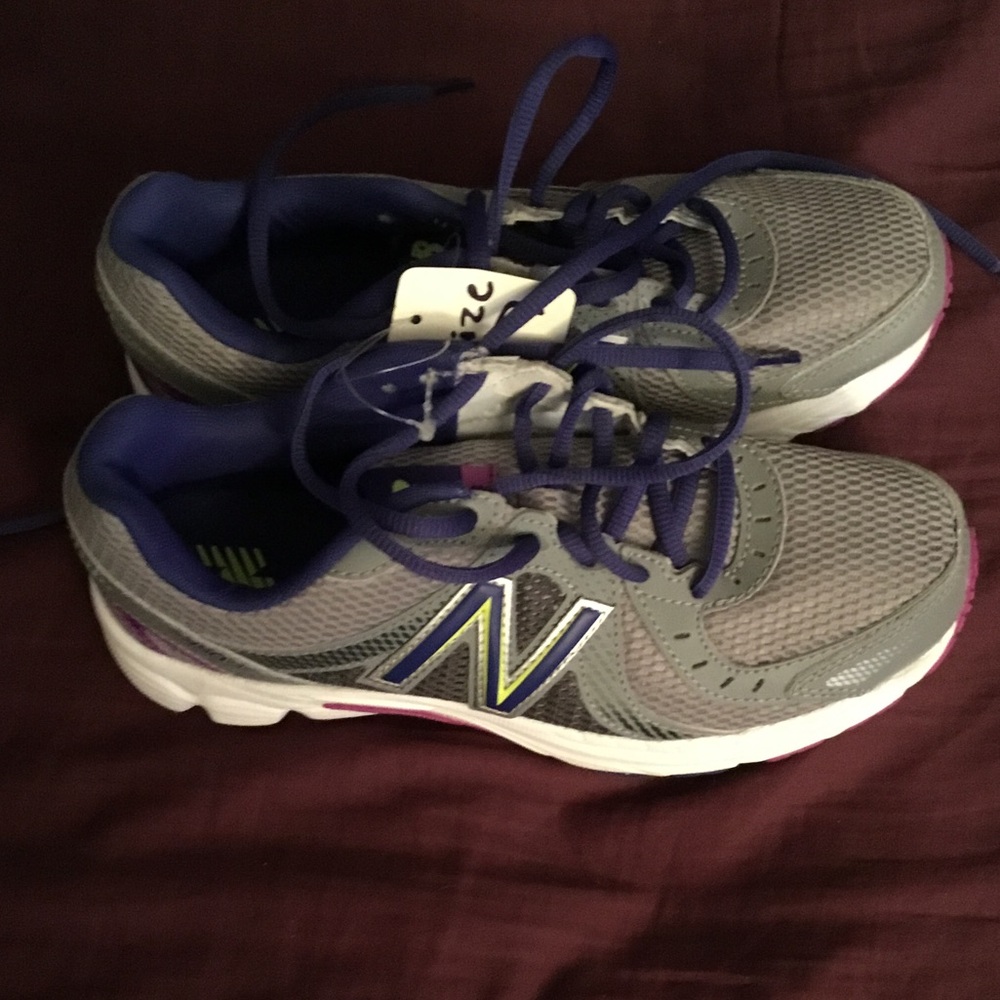 Woman’s New Balance sz 7 shoes
